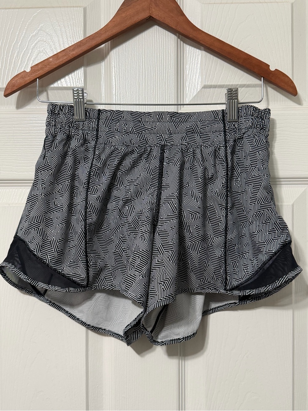Lululemon hotty hot lined short size 8 euc *seawheeze